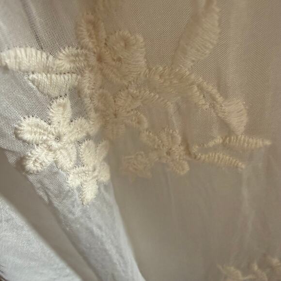 Angela Moda Italian Silk Blend Embroidered Top Size Medium NWT - Picture 7 of 8